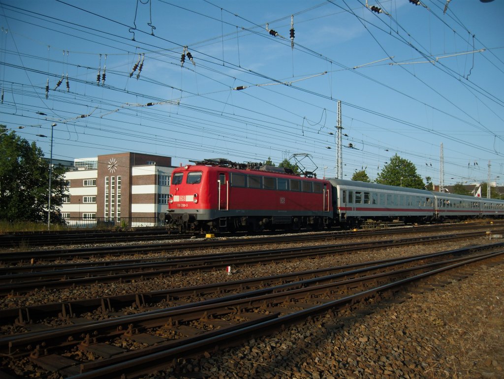 110 200 bei der Ausfahrt Rostock Hbf mit Sonderzug Berlin-Warnemnde am 28.06.2010