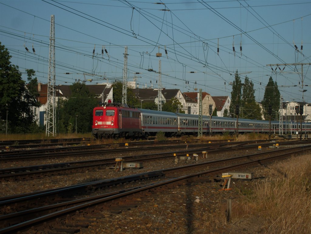 110 200 kommt mit dem Sonderzug Berlin - Warnemnde durch den Rostocker Hbf. Der Zug bestand nur aus IC-Wagen
28.06.2010