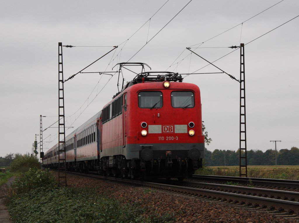 110 200 mit DZ 2709 fhrt am 17.10.10 bei bescheidendem Wetter durch Ltzelsachsen.