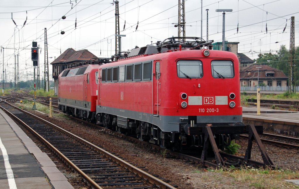 110 200 steht am 24.07.10 zusammen mit einer BR 120 vor der Bahnhofshalle in Leipzig abgestellt.