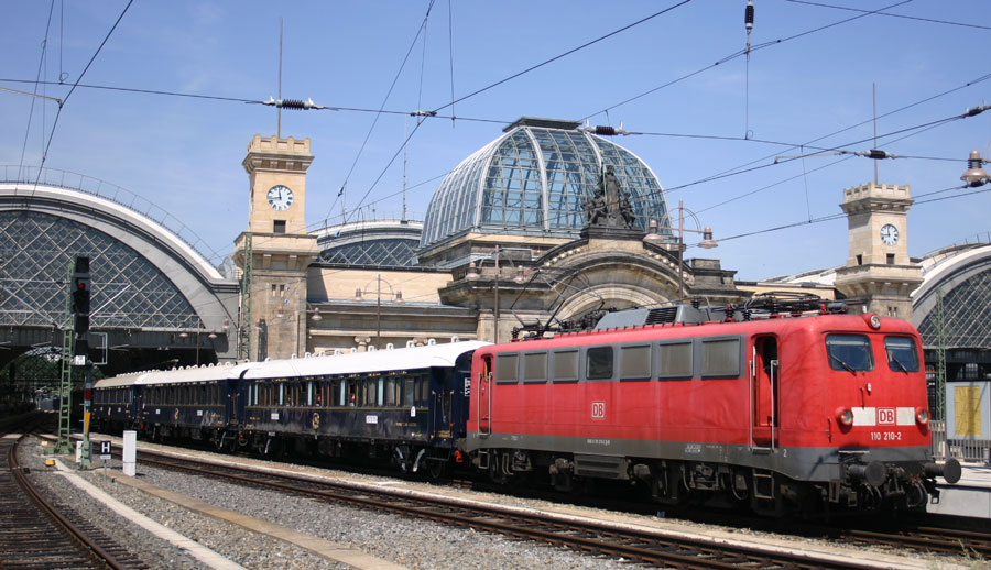 110 210-2 mit dem Orient Express nach der Einfahrt im Dresdner Hbf. 12.07.2010