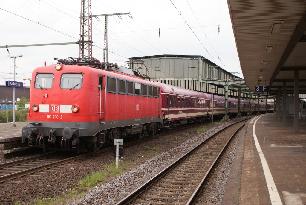 110 210-2 mit einem Pilgersonderzug nach Lourdes in Duisburg Hbf am 08.05.2010