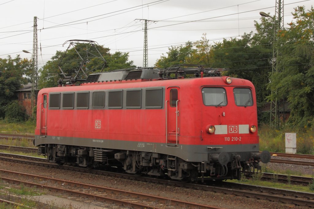 110 210-2 mit den schnen Einfachlampen fhrt solo durch Magdeburg Hbf. Wahrscheinlich ging die Fahrt nach Magdeburg-Rothensee, um einen Messwagen abzuholen. Fotografiert am 20.09.2010. 