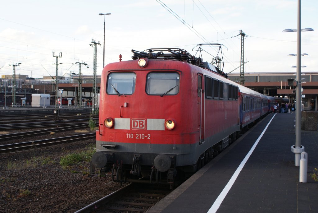 110 210-2 mit Sonderzug in Dsseldorf Hbf am 21.06.2009