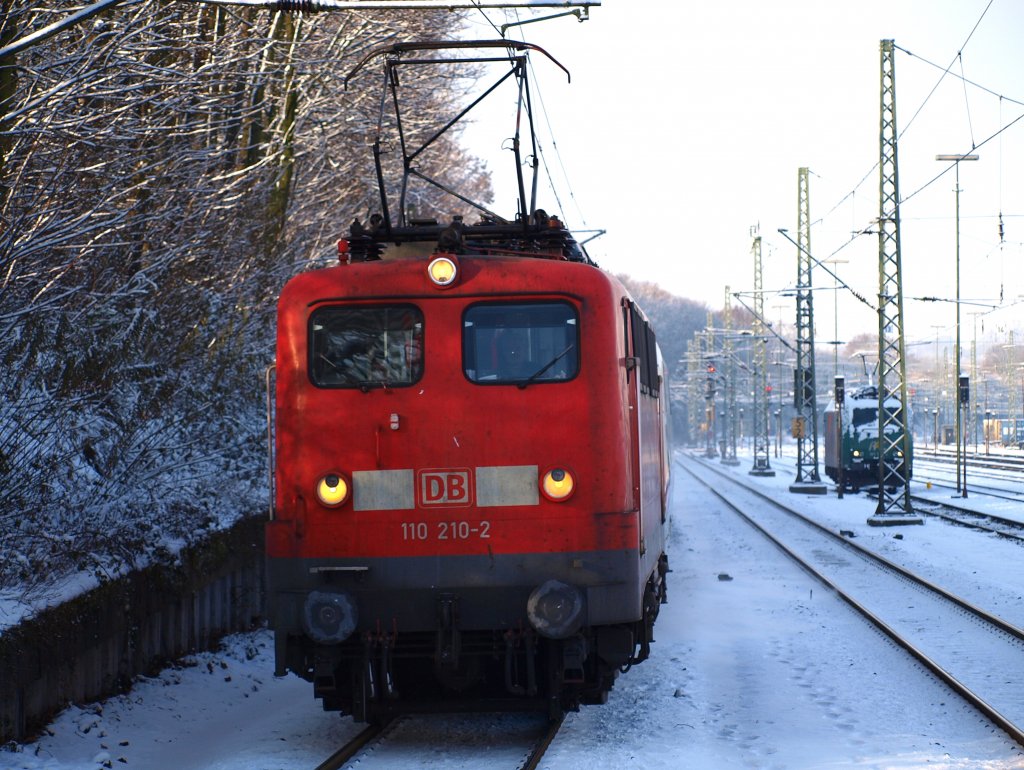 110 210-2 zieht einen liegengebliebenen ICE1 durch den Aachener Westbahnhof richtung Aachen.