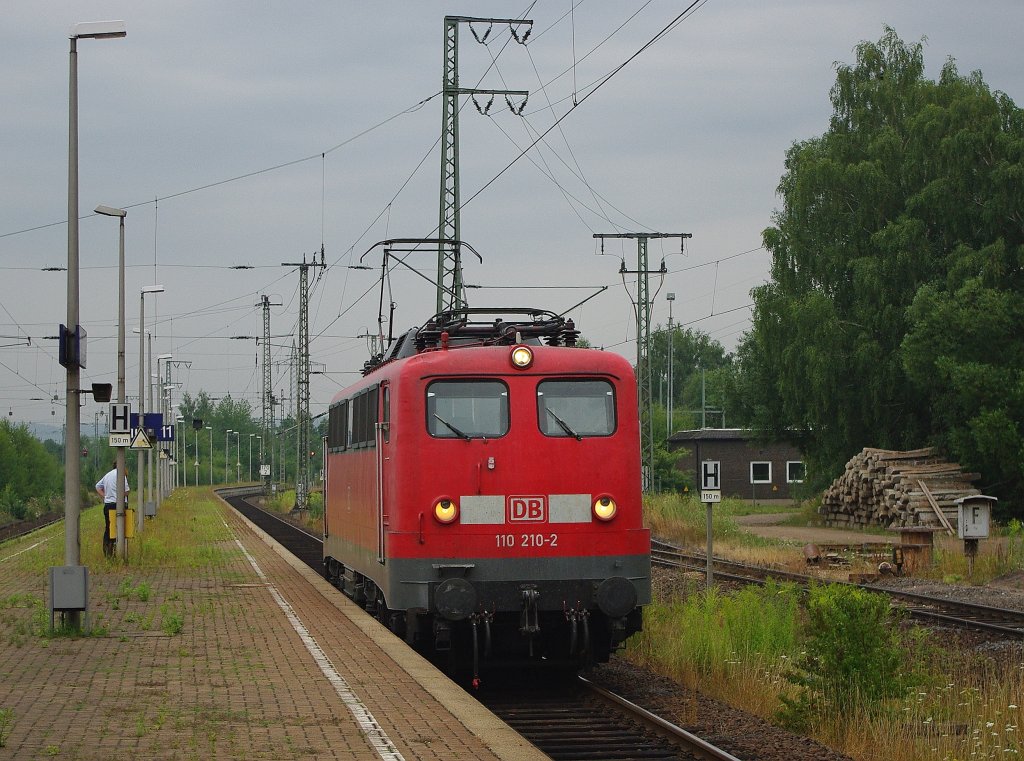 110 210-2 zu Gast in Eichenberg. Es standen 5 Pendelfahrten zwischen Eichenberg und Hedemnden an. Hier nach der ersten Pendelfahrt wieder zurck in Eichenberg auf Gleis 11! Da musste dann erst mal umgesetzt werden. Aufgenommen am 04.08.2010