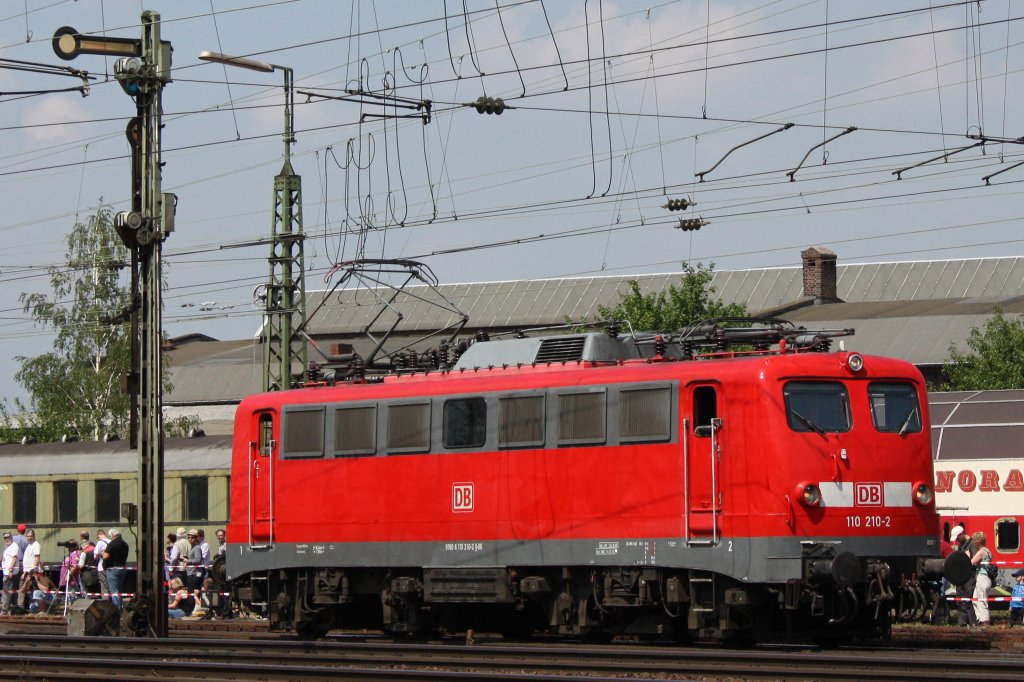 110 210 am 21.5.11 bei der Lokparade in Koblenz-L�tzel.