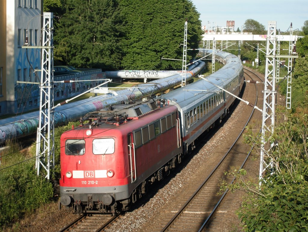 110 210 mit dem Kreuzfahrtschiffsonderzug von Berlin nach Warnemnde in Rostock, kurz hinter dem Hbf.
16.06.2010
