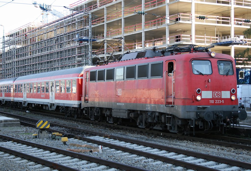 110 223-5, die letzte Kasten 10er im Regio Betrieb, prsentiert einen RB Verstrker in Mnchen HBF, jedoch leider nur im Schatten, aufgenommen am 20.10.2009