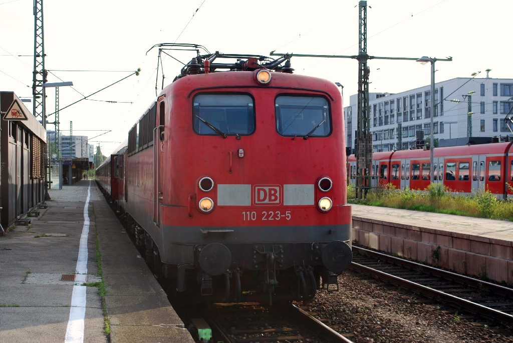 110 223-5 verlt den Bahnhof Mnchen Ost am 10.08.10.