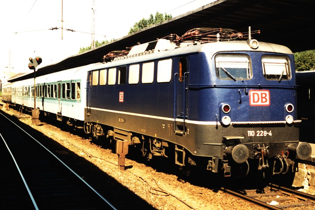 110 228-4 mit SE 8632 Osnabrck-Mnster abfahrtsbreit auf Osnabrck Hauptbahnhof am 09-08-1995. Bild und scan: Date Jan de Vries.