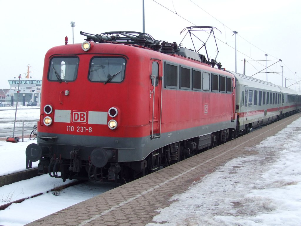 110 231-8 der DB Regio NRW GmbH hat am 06.02.2010 ausserplanmig einen IC nach Norddeich Mole gebracht. Hier steht sie nun in Norddeich Mole bereit den IC nach ihrer Ankunft rckwrts aus dem Stumpfgleis in die nahe Bahnhofsanlage mit mehreren Gleisen zu schieben und dort umzuspannen.
