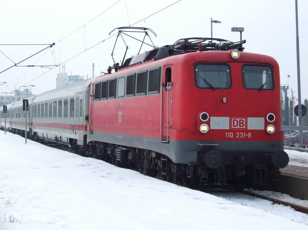 110 231 der DB Regio NRW hat hier am 06.02.2010 einen IC als Ersatzlok nach Norddeich Mole gebracht. Nun wird der Zug rckwrts nach Norddeich rangiert und umgespannt auf die andere Seite, da diese Bauserie 110 nicht ber eine Wendezugfunktion verfgt.