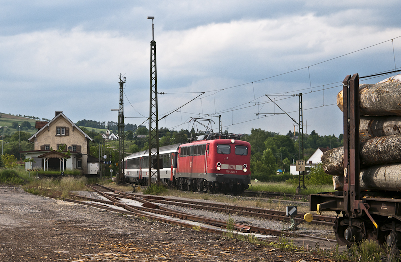 110 236-7 mit IC 281 (Stuttgart Hbf - Zrich HB) am 29. Mai 2010 in Welschingen-Neuhausen.
