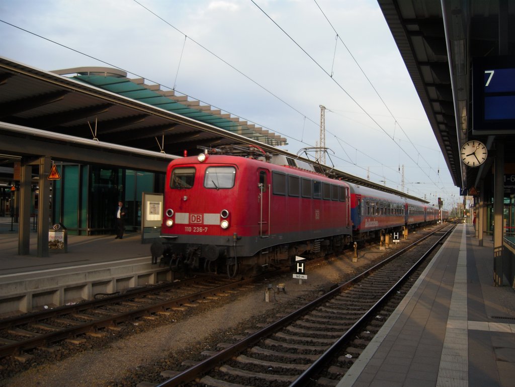 110 236 bei der R�ckkehr aus Potsdam bzw. Berlin. Sie brachte Touristen von Kreuzfahrtschiffen nach Berlin und wieder zur�ck. Hier bei der  Durchfahrt  in Rostock Hbf. 
28.05.2010