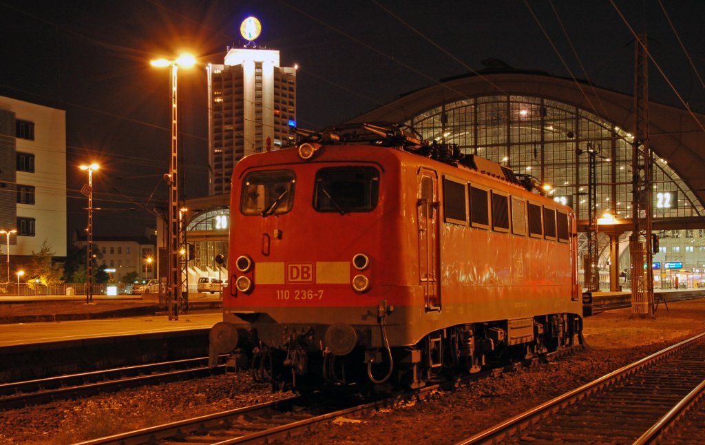 110 236 steht am Abend des 23.10.10 vor der Leipziger Bahnhofshalle.
