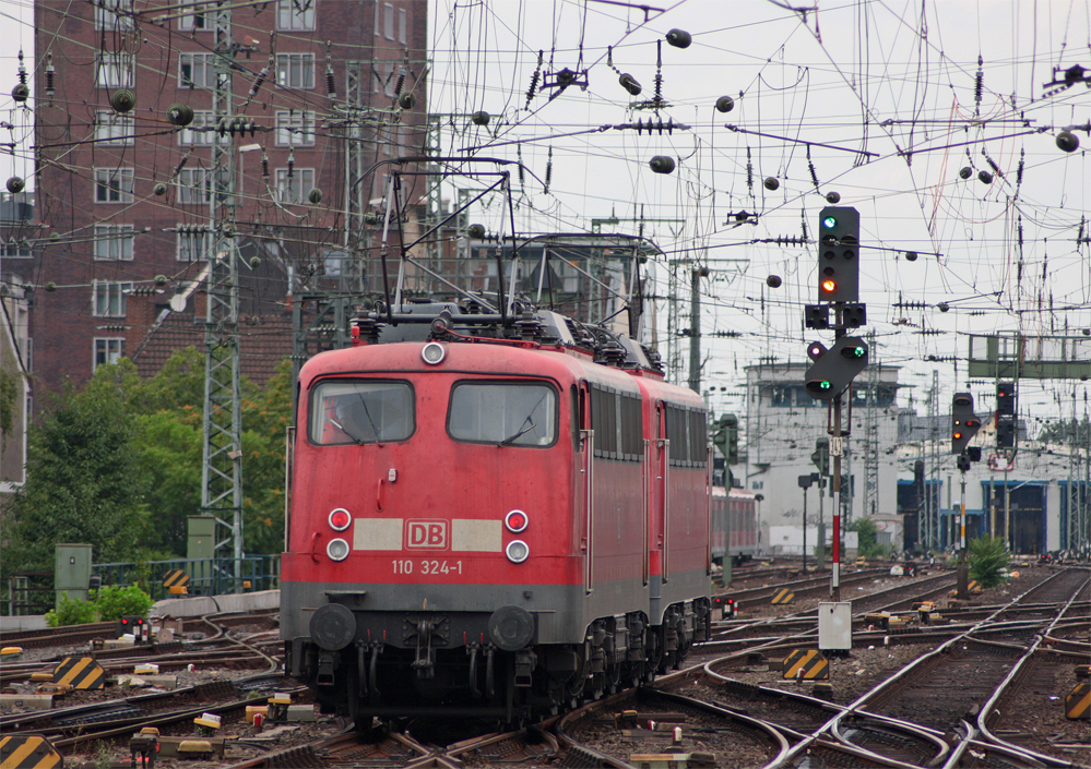 110 243-3 und 110 324-1 auf dem Weg nach Kln Bbf, 23.7.10