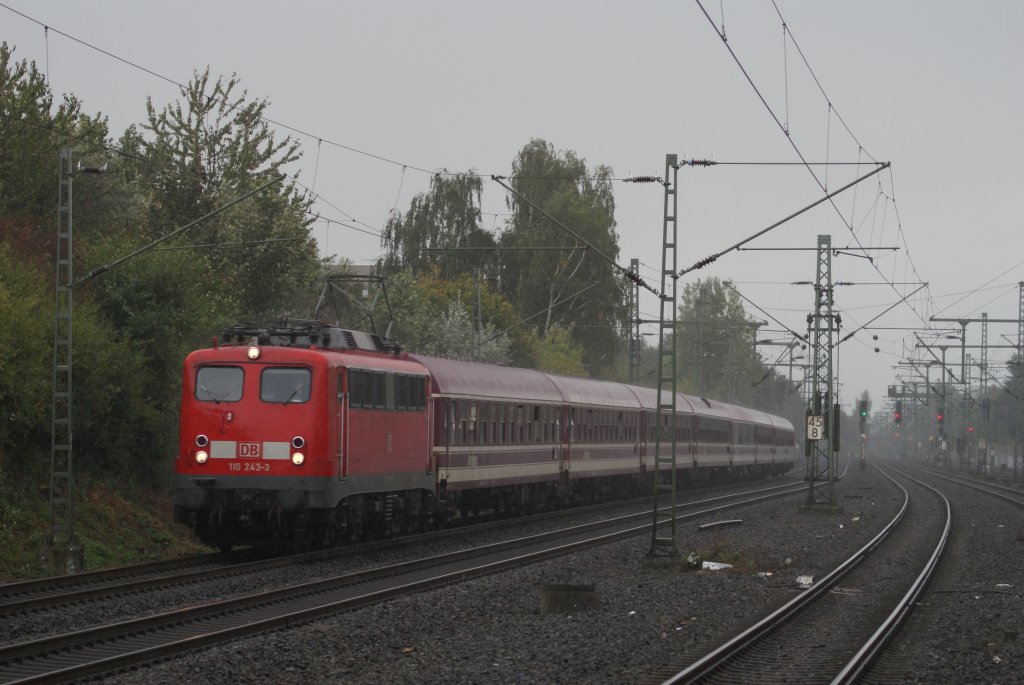 110 243-3 mit einem Sdz in Dsseldorf Unterrath am 13.09.09