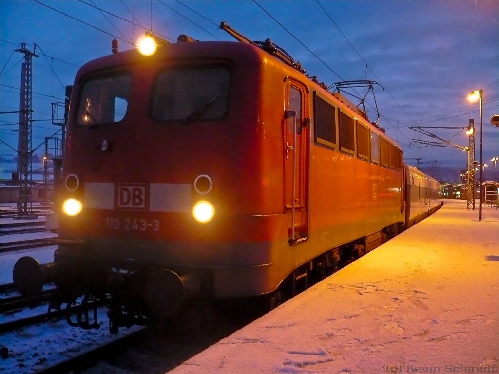 110 243-3 steht mit einer Talgo-Garnitur zur Überführung nach Polen über Lübbenau (Spreewald) als Zwischenstopp auf Gleis 4 im Bahnhof Saalfeld (Saale). (16.12.2009)