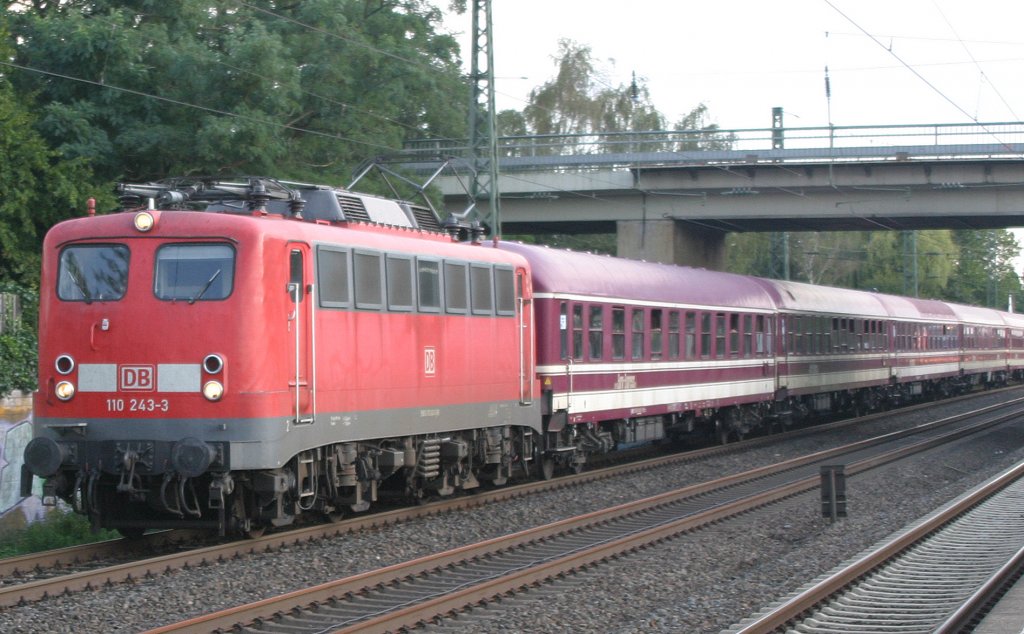 110 243 mit D-Zug am 5.9.10 in D�sseldorf-Angermund