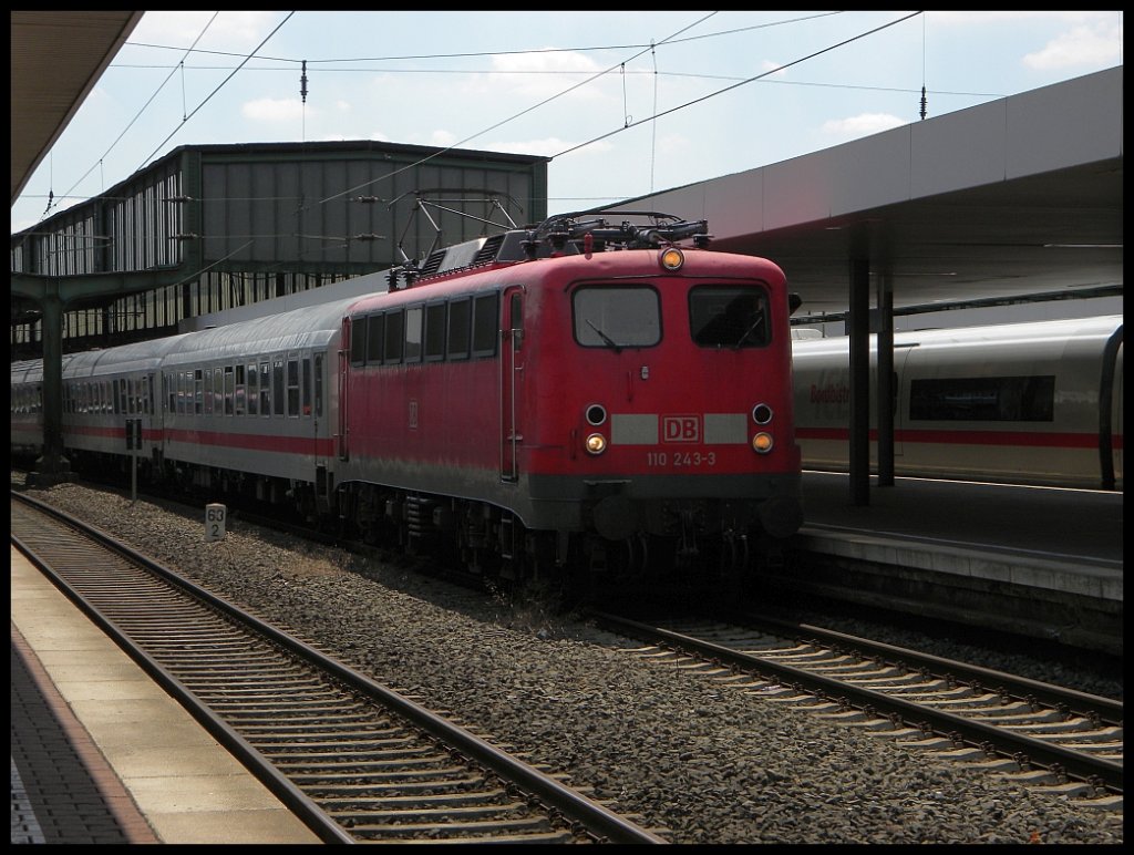 110 243 mit IC1818 in Duisburg Hbf, 18.07.2010