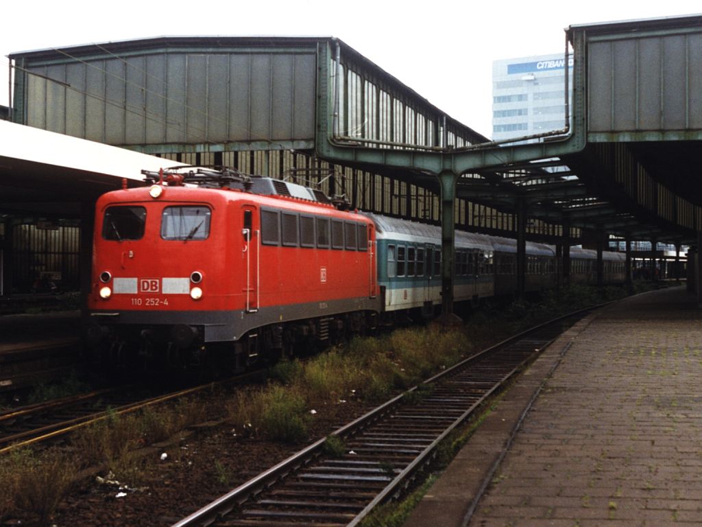 110 252-4 mit RE 10500 Hamm-Dsseldorf auf Duisburg Hauptbahnhof am 14-8-1999. Bild und scan: Date Jan de Vries. 