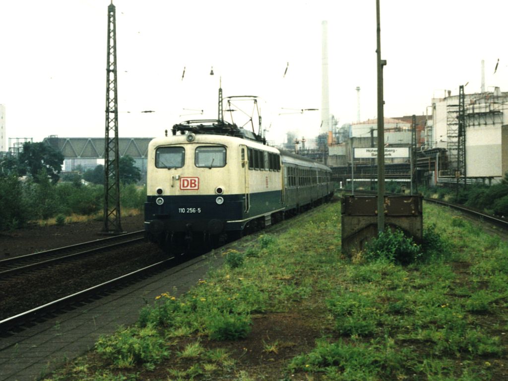 110 256-5 mit RB 8837 Aachen-Duisburg auf Bahnhof Hohenbudberg-Bayernwerke am 26-08-1997. Bild und scan: Date Jan de Vries.