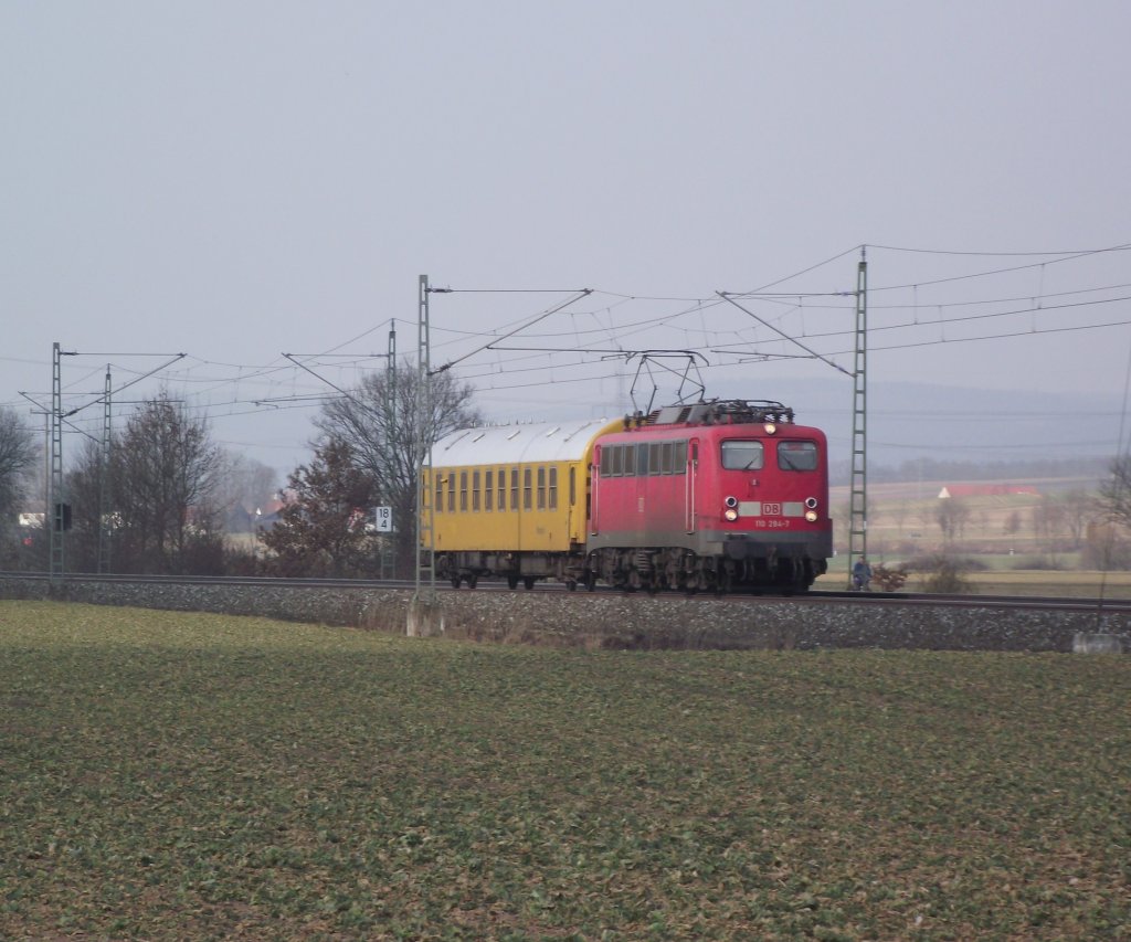 110 284-7 ist am 15. Mrz 2011 mit dem TbZ 48104 von Magdeburg-Rothensee nach Mnchen Hbf auf der Frankenwaldbahn bei Kronach unterwegs. Leider verschwand just in diesem Moment die Sonne hinter einer Wolke!