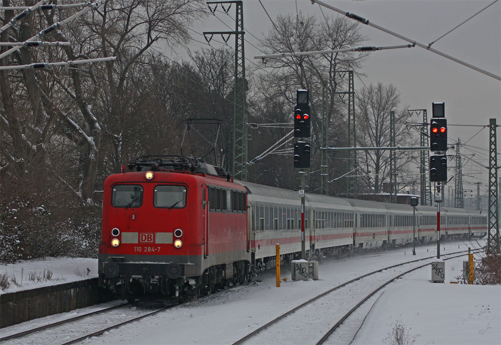110 284-7 mit dem IC134 nach Luxembourg bei der Durchfahrt in Kln-Mlheim, 26.12.10