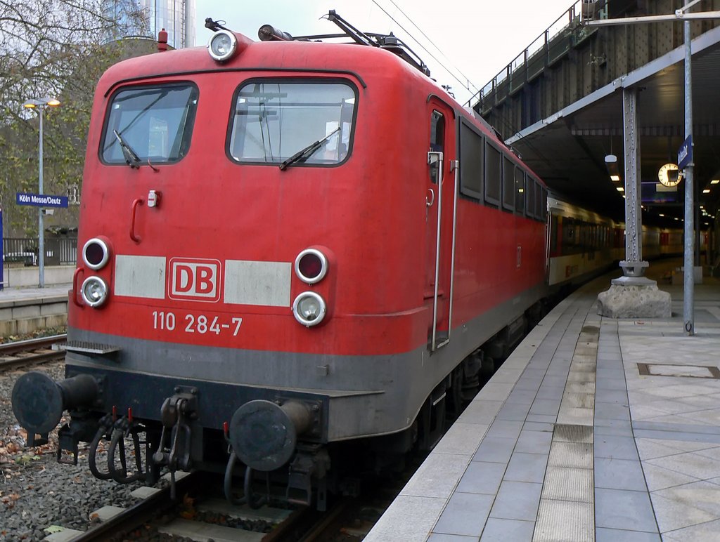 110 284-7 mit dem  Prventionszug  der Bundespolizei, abgestellt auf Gleis 12 in Kln Deutz am 12.12.09
