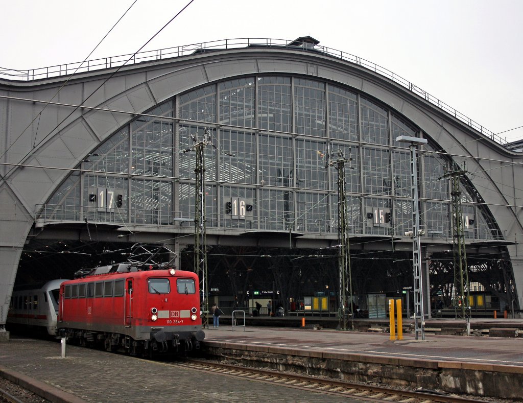110 284 mit einer IC-Garnitur in Leipzig Hbf, 14.2.011. War das eine berfhrung oder ein Regelzug? Wrde mich freuen, wenn mir das jemand, der da nheres wei, mitteilen knnte =)