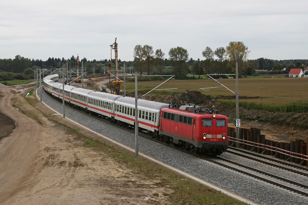 110 284 mit Wiesn Sonderzug am 02.10.2010 in Hattenhofen.