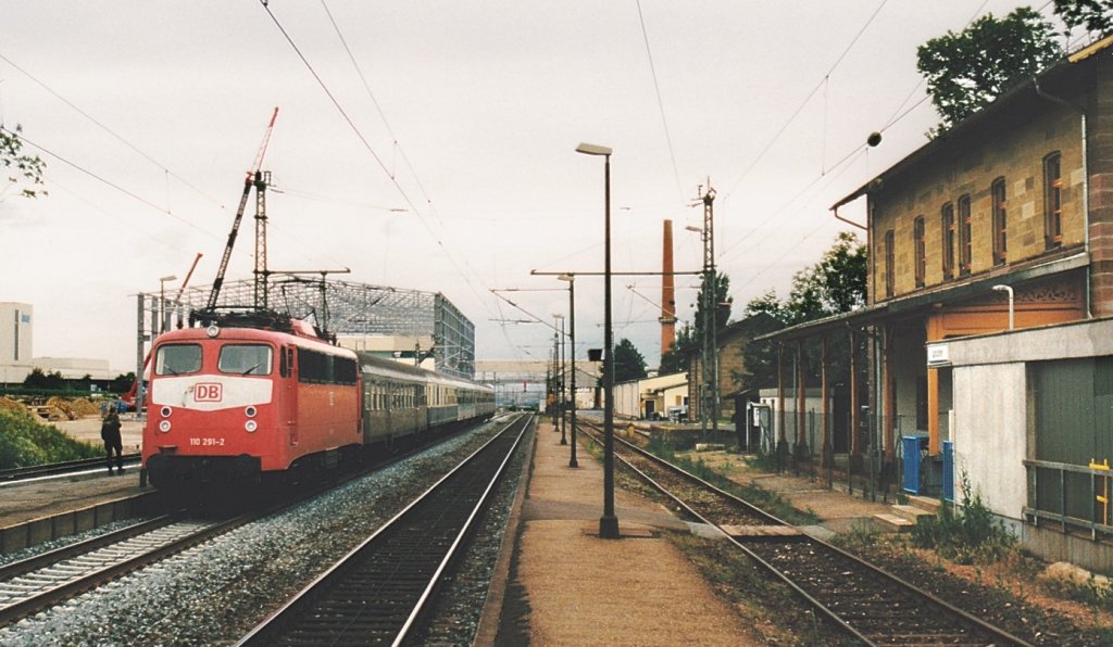 110 291 hlt mit einer bunten Garnitur am 13.7.98 als RE nach Nrnberg in Iphofen.