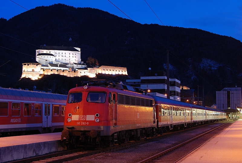 110 292-0 mit einer n-Wagen Garnitur am Abend des 27.03.2010 unter der Festung Kufstein, in Kufstein.