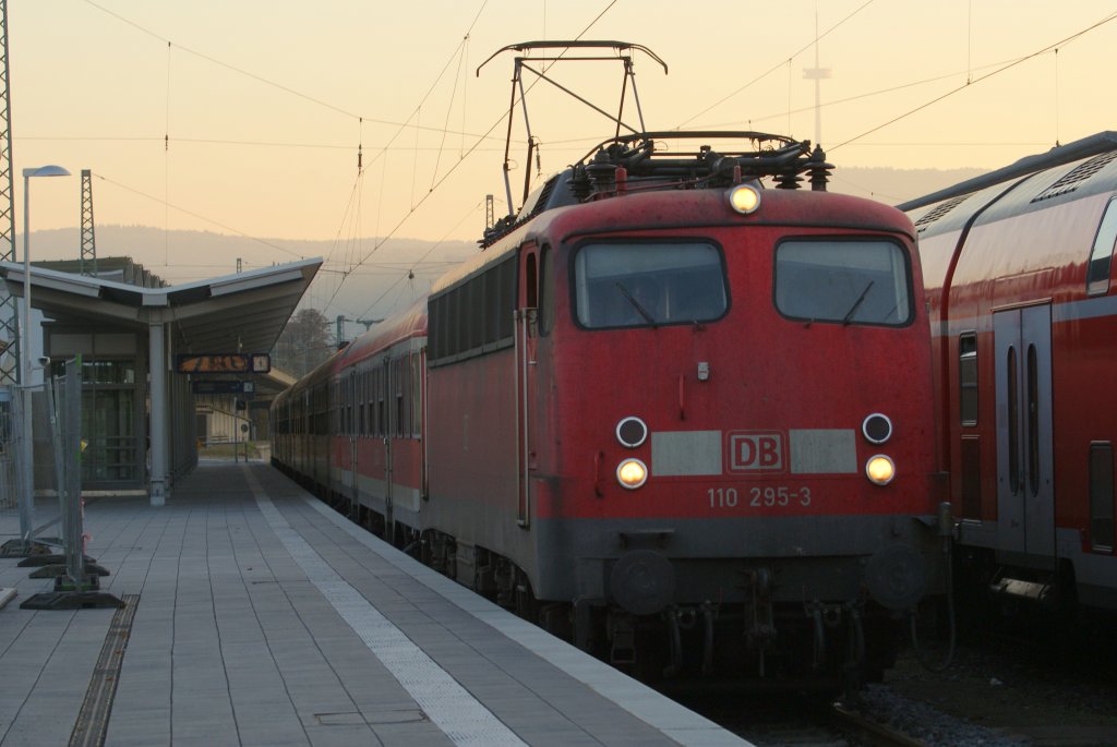 110 295-3 mit eineme Regionalexpress in Koblenz Hbf am 12.10.2010