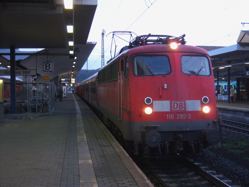 110 295-3 ist mit ihrem RE2 aus Frankfurt(Main) in koblenz HBF angekommen.(29.03.2010)