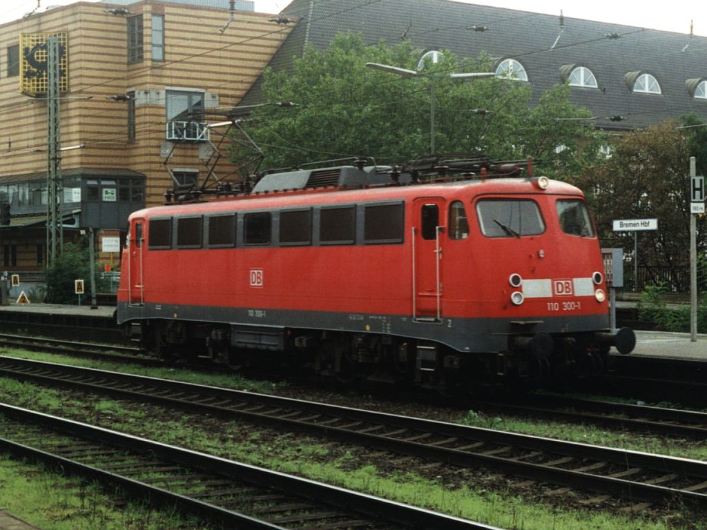110 300-1 auf Bremen Hauptbahnhof am 16-9-2000. Bild und scan: Date Jan de Vries.