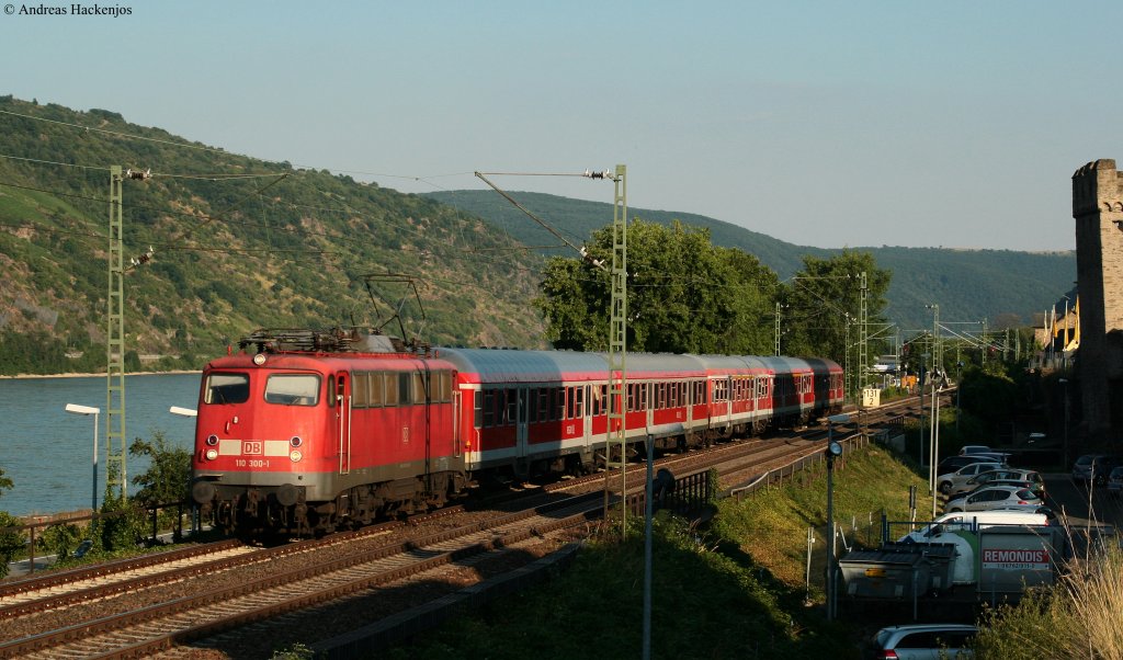 110 300-1 mit dem RE 12104 (Frankfurt(Main)Hbf-Koblenz Hbf) in Oberwesel 19.7.10
