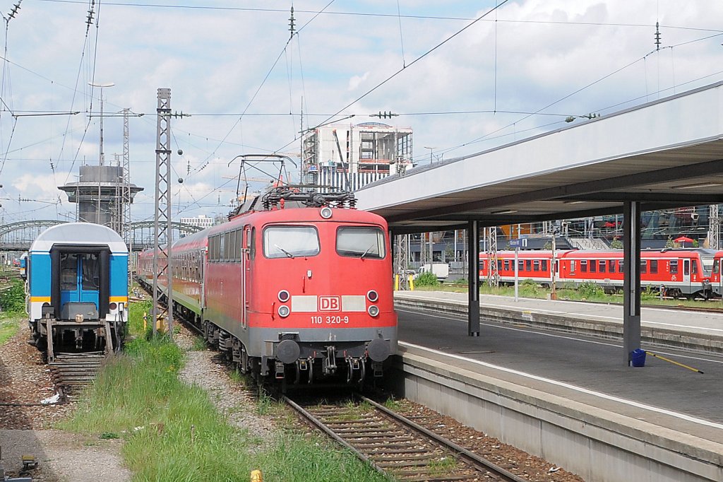110 320 am 27.05.10 in Mnchen Hbf (...aus einem Zug heraus...)