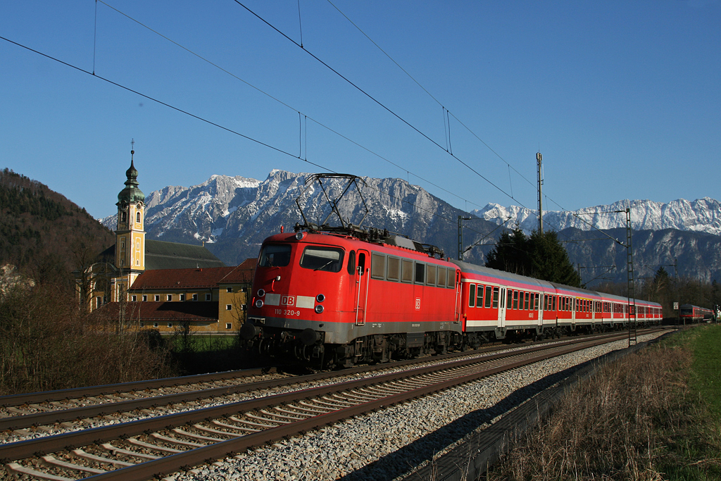 110 320 mit RB 30134 am 7.4.2010 am Kloster Reisach in Niederaudorf.