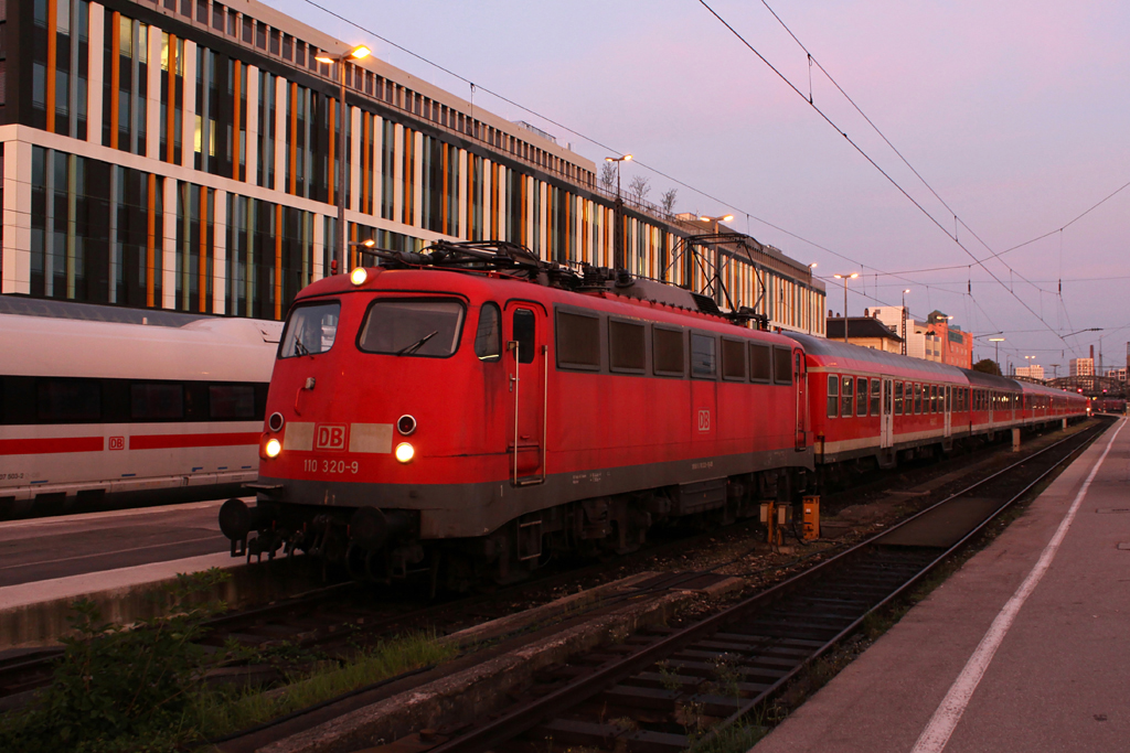 110 320 mit RB 79002 am 22.09.2011 in Mnchen Hbf. Am Sonntag hat 110 320 und damit die letzte Mnchner 110 leider Fristablauf.