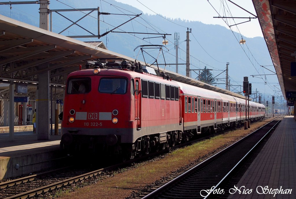 110 322-5 mit dem aus DB-Wagenmaterial bestehenden REX 5160 Innsbruck Hbf. - Kufstein Hbf. beim Halt in Wrgl Hbf. (sterreichurlaub 20.08.09)