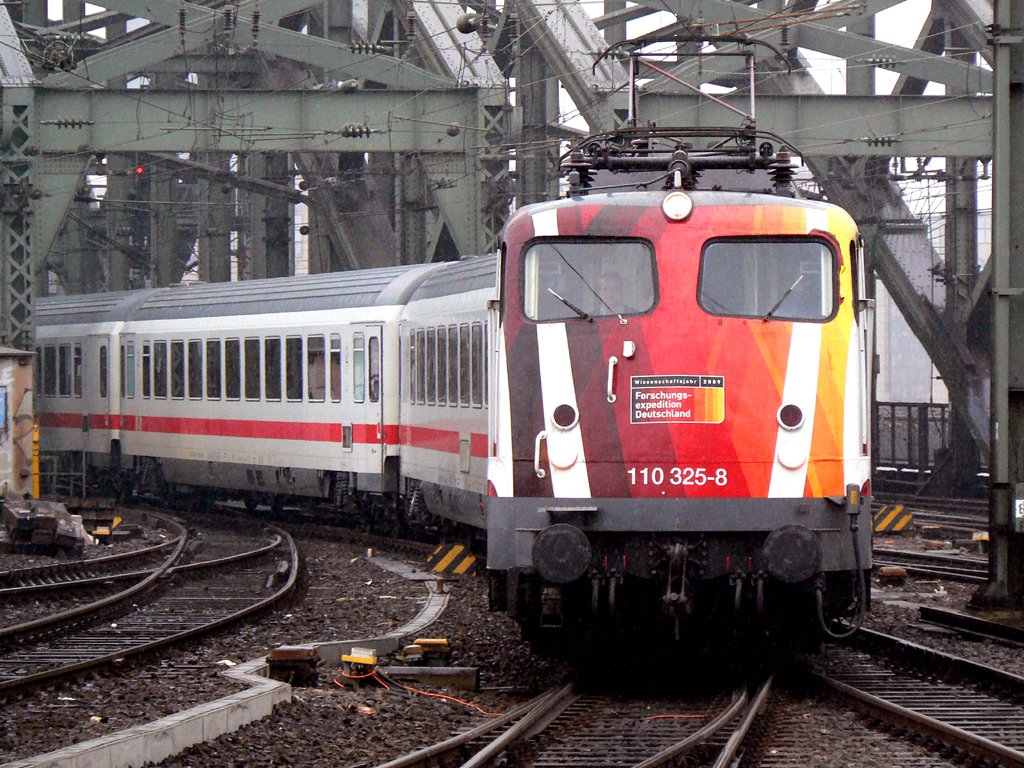 110 325-8 am IC336 von Emden nach Luxembourg bei der Einfahrt in Kln Hbf. bei leichtem Schneefall am 24.01.2010.