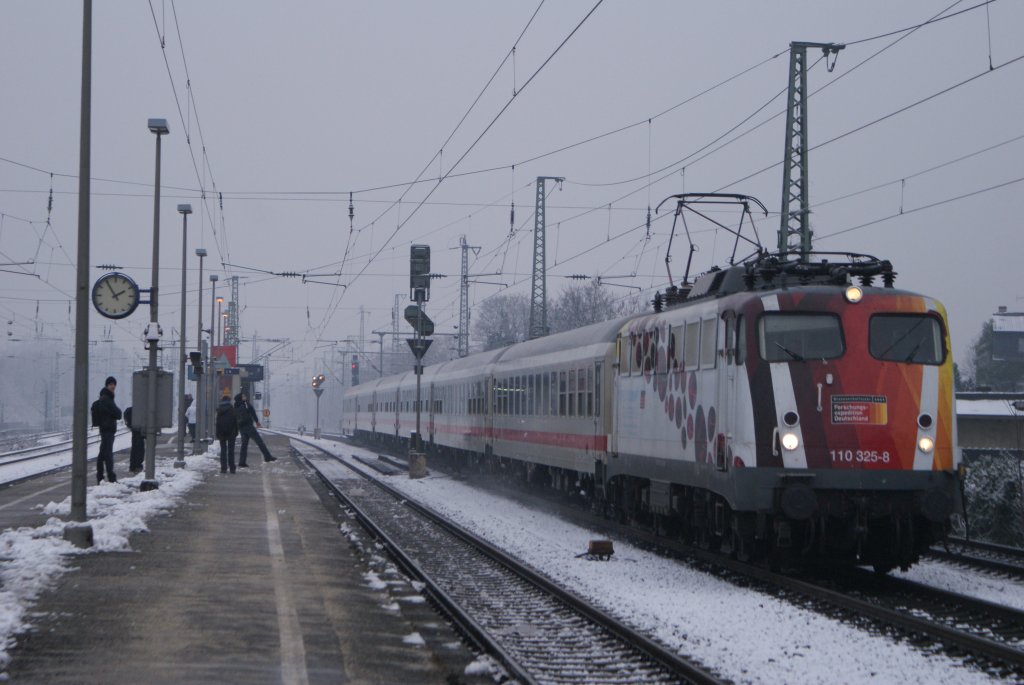 110 325-8 mit einem IC in Dsseldorf Oberbilk am 25.01.10