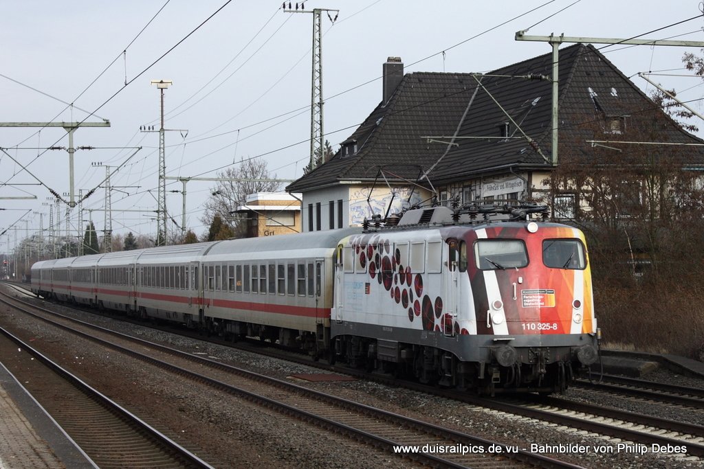 110 325-8 (Scienc Express) fhrt am 23. Januar 2010 um 11:38 Uhr mit dem IC336 durch Duisburg Groenbaum