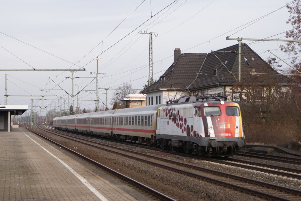 110 325-8 (Science Express) mit einem IC in Duisburg Groenbaum am 23.01.2010