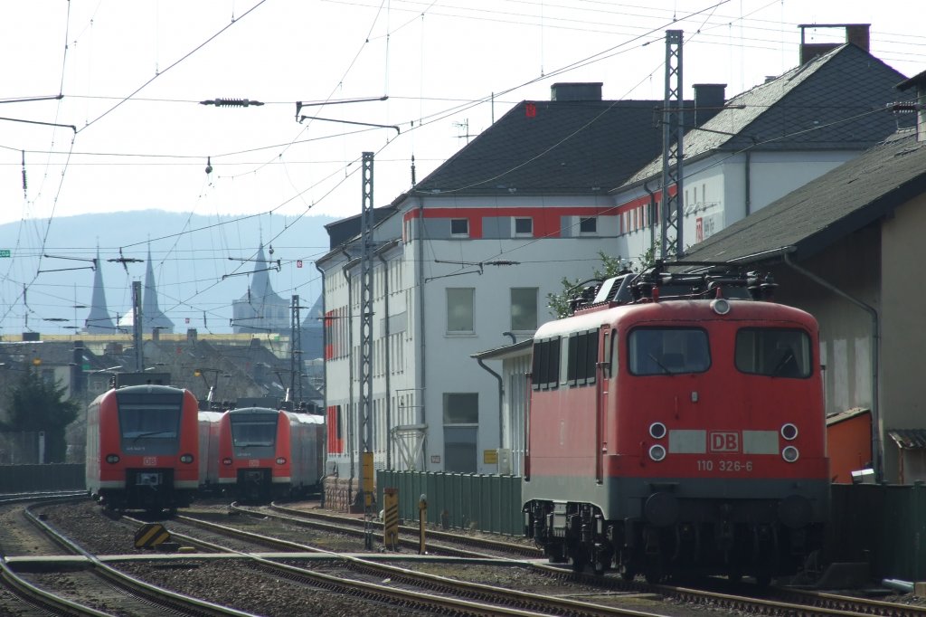 110 326 steht neben der nicht zu sehenden Lehrwerkstatt des Instandhaltungswerkes Trier vor einigen 425ern und 426ern und wartet auf kommende Eins�tze.
Im Hintergrund sieht man noch die D�cher des Trier Domes.

Tier, der 19.3.2010