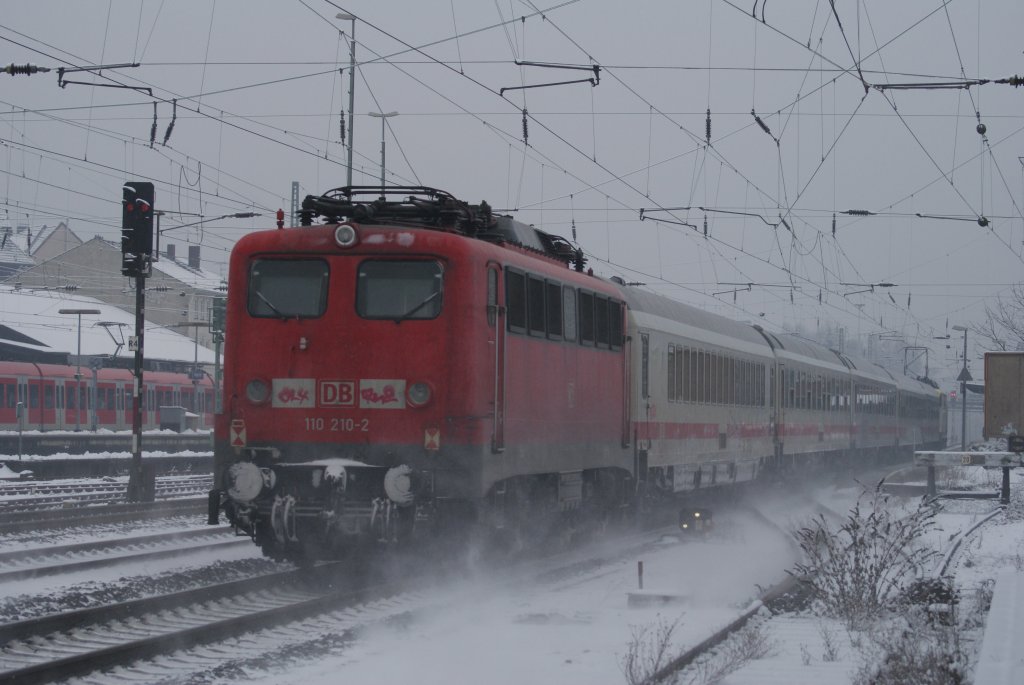 110 329-0 + 110 210-2 mit einem Ersatzzug in Solingen Hbf am 25.01.2010