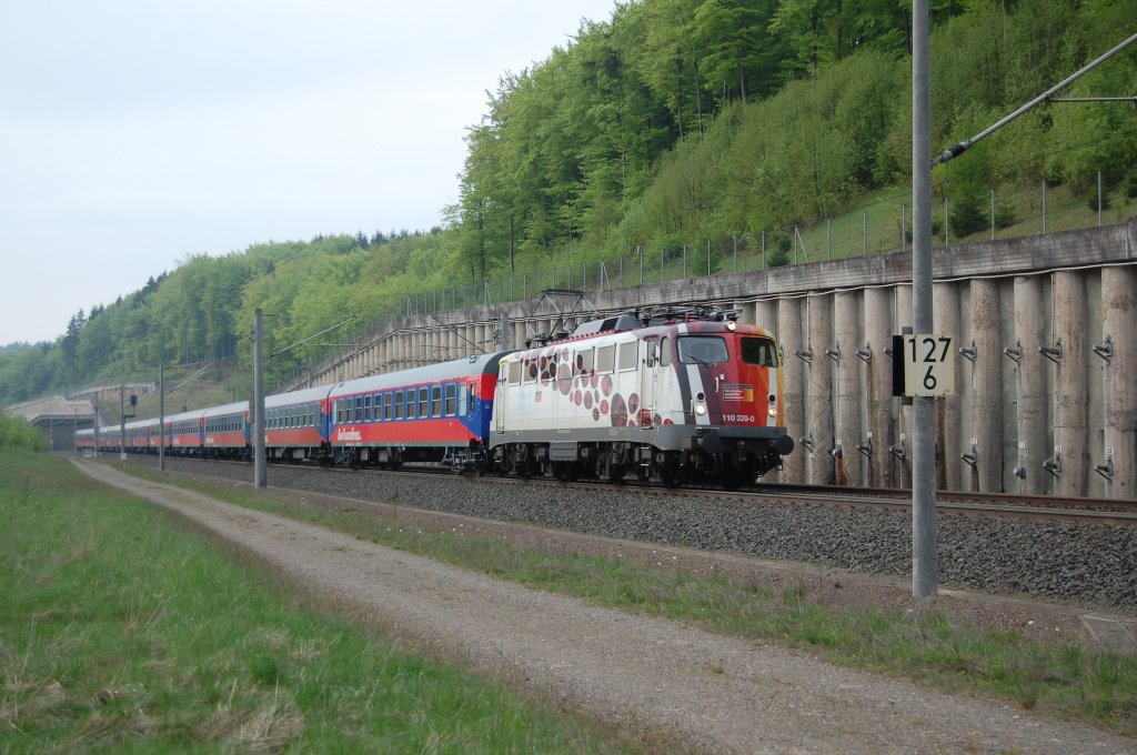 110 329-0 auf ihrer wahrscheinlich letzten Fahrt mit dem DLr 72248 von Kassel nach Mnster, am 09.05.2010 zwischen Willebadessen und Altenbeken. Danach wird sie fr erstmal unbest. Zeit im Bw Dortmund abgestellt.
Gru an den Tf !!!