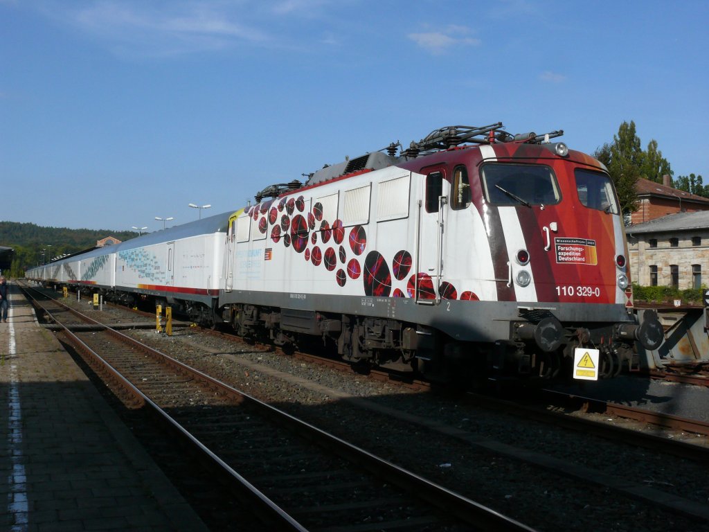 110 329-0 mit dem Science Express in Bayreuth Hbf, 26.09.2009